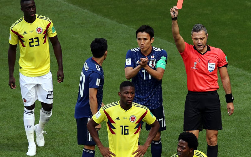 Colômbia sucumbe diante do Japão com expulsão e pênalti em menos de 180s