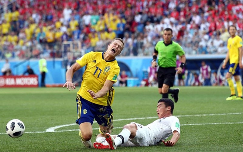 No jogo mais faltoso da Copa, Suécia vence Coreia e pressiona Alemanha