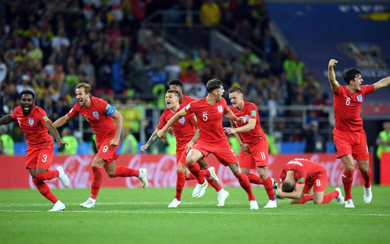 Inglaterra sofre gol nos descontos, mas elimina a Colômbia nos pênaltis