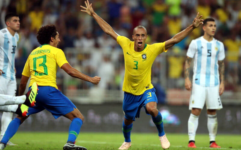 Com gol aos 47/2T, o Brasil vence a Argentina. Outra vez sem empolgar
