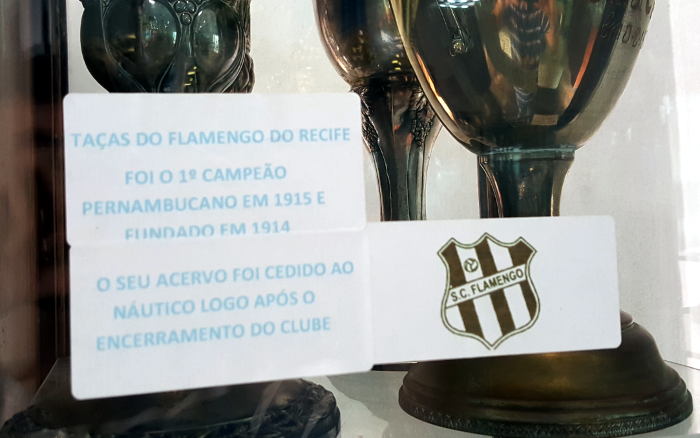 O museu do Flamengo do Recife dentro do museu do Náutico, com as taças do 1º campeão