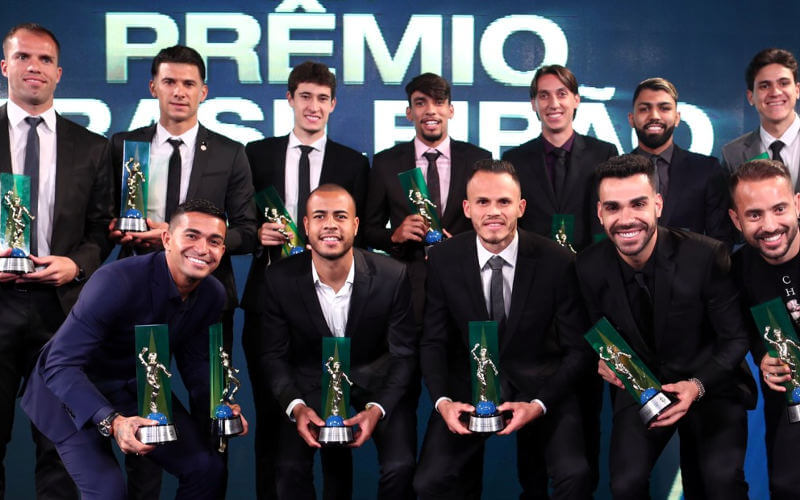 A seleção oficial do Brasileirão 2018. Em 14 edições, 16 clubes premiados (1 do NE)