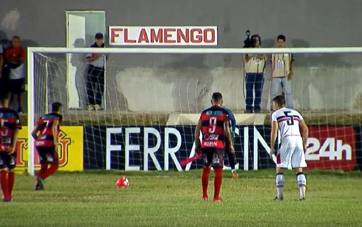 Em gramado ruim, Flamengo e Santa Cruz empatam em noite de pênaltis