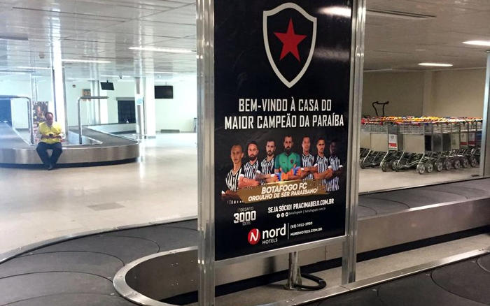 No Aeroporto de João Pessoa, a mensagem do Botafogo: “Aqui tem time pra torcer”