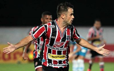 Santa Cruz vence o Paysandu com 2 gols de Pipico e abre 8 pontos no G4