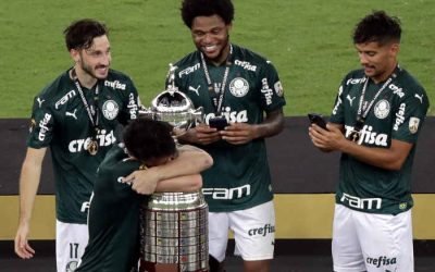 No último lance, o Palmeiras é bi da Libertadores. Pelo 2º ano, um técnico português campeão
