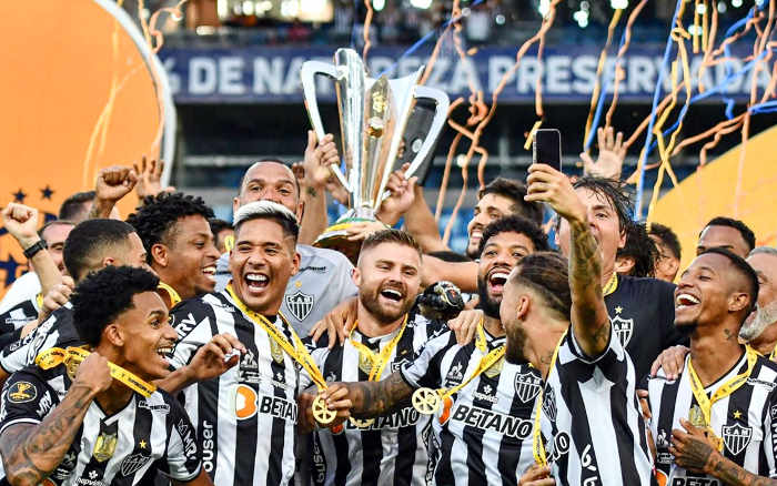 Atlético-MG cumpre o regulamento, sofre nos pênaltis e bate o Fla; supercampeão absoluto