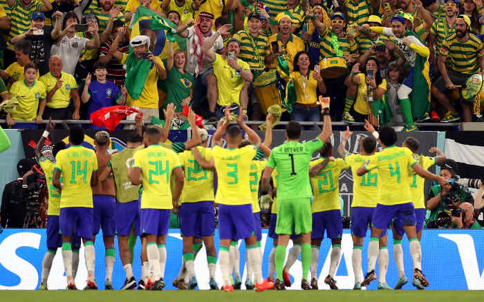 Com gol de Casemiro, Brasil vence e passa para as oitavas da Copa