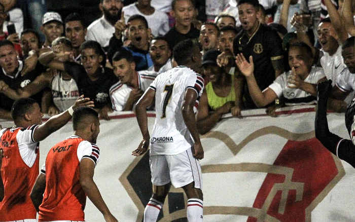 Lucas Silva brilha e Santa Cruz vence o Atlético no Nordestão; 12 jogos invicto