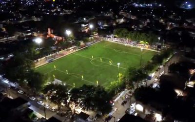 Futebol de várzea ganha campo sintético no Recife. É a solução para o profissional?