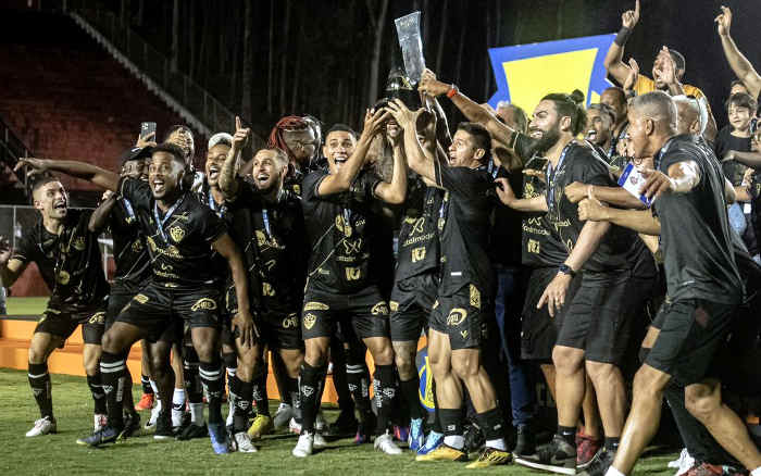 Em festa, Vitória vence e recebe a taça. Já o Sport termina quase sem chances de acesso