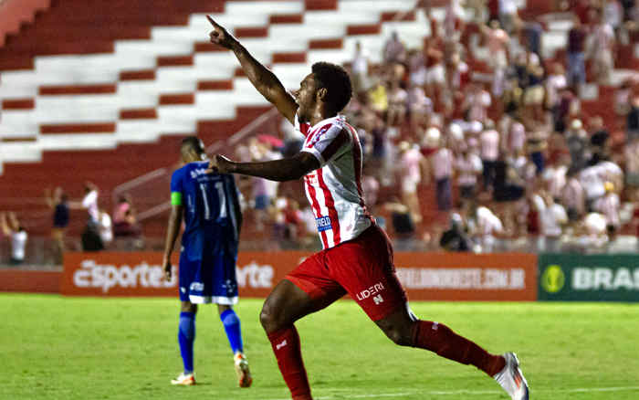 Com gols de Bruno Mezenga, Náutico vira sobre Confiança e sobe na tabela da Série C